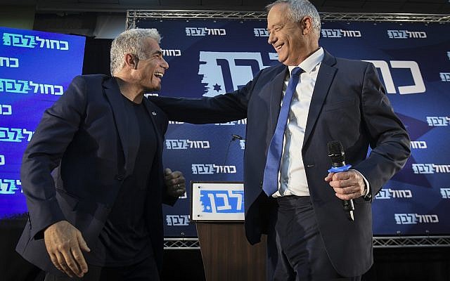 Les présidents de Kakhol lavan Benny Gantz et Yair Lapid s'expriment lors d'une campagne à Kiryat Ono, le 7 août 2019. (Flash90)