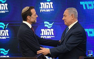 Le Premier ministre Benjamin Netanyahu, à droite, et le chef du parti Zehut Moshe Feiglin lors d'une conférence de presse conjointe à Kfar Hamacabiah, à Ramat Gan, annonçant le retrait de Zehut des élections de septembre, le 29 août 2019 (Crédit :  Flash90)