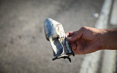 Un homme tient un débris de missile anti-char lancé par le Hezbollah depuis le Liban, près du moshav Avivim, au nord d'Israël, le 1er septembre 2019. (Crédit :David Cohen/Flash90) Un homme tient un débris de missile anti-char lancé par le Hezbollah depuis le Liban, près du moshav Avivim, au nord d'Israël, le 1er septembre 2019. (Crédit :David Cohen/Flash90)