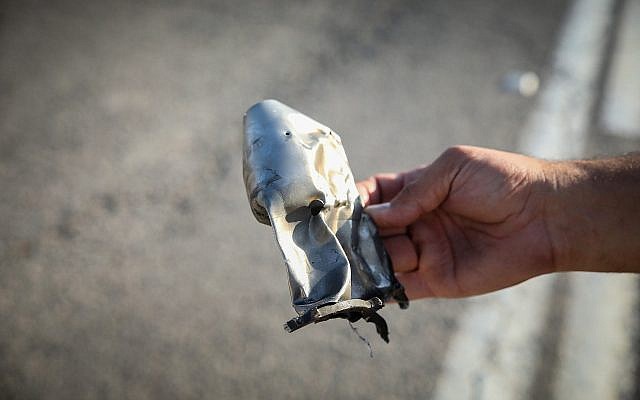 Un homme tient un débris de missile anti-char lancé par le Hezbollah depuis le Liban, près du moshav Avivim, au nord d'Israël, le 1er septembre 2019. (Crédit :David Cohen/Flash90) Un homme tient un débris de missile anti-char lancé par le Hezbollah depuis le Liban, près du moshav Avivim, au nord d'Israël, le 1er septembre 2019. (Crédit :David Cohen/Flash90)