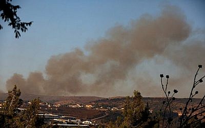 De la fumée s'échappe d'un incendie causé par une roquette tirée depuis le Liban près du Moshav Avivim, à la frontière avec le Liban, au nord d'Israël, le 1er septembre 2019. (David Cohen/Flash90)