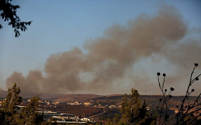 De la fumée s'échappe d'un incendie causé par une roquette tirée depuis le Liban près du Moshav Avivim, à la frontière avec le Liban, au nord d'Israël, le 1er septembre 2019. (David Cohen/Flash90) De la fumée s'échappe d'un incendie causé par une roquette tirée depuis le Liban près du Moshav Avivim, à la frontière avec le Liban, au nord d'Israël, le 1er septembre 2019. (David Cohen/Flash90)