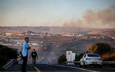 De la fumée émane d'un incendie causé par une roquette tirée depuis le Liban près du Moshav Avivim à la frontière avec le Liban, dans le nord d'Israël, le 1er septembre 2019. (David Cohen/Flash90) De la fumée émane d'un incendie causé par une roquette tirée depuis le Liban près du Moshav Avivim à la frontière avec le Liban, dans le nord d'Israël, le 1er septembre 2019. (David Cohen/Flash90)