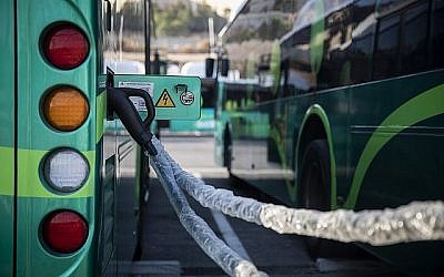 Les nouveaux bus électriques d'Egged à la station de chargement, le 3 septembre 2019. (Crédit : Hadas Parush/Flash90)