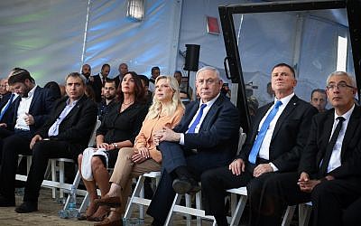 Le Premier ministre Benjamin Netanyahu, son épouse Sara, le président de la Knesset Yuli Edelstein et la ministre de la Culture Miri Regev assistent à une cérémonie marquant le 90e anniversaire des émeutes de 1929 à Hébron, devant le tombeau des Patriarches, le 4 septembre 2019. (Gershon Elinson/Flash90)