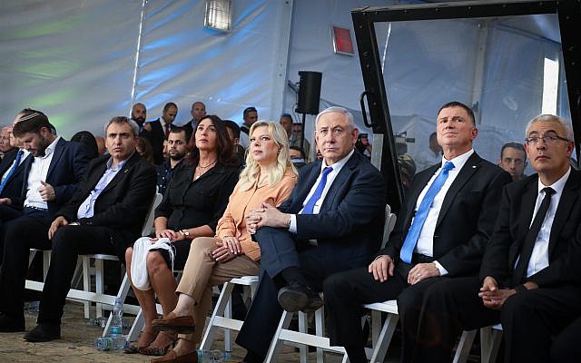 Le Premier ministre Benjamin Netanyahu, son épouse Sara, le président de la Knesset Yuli Edelstein et la ministre de la Culture Miri Regev assistent à une cérémonie marquant le 90e anniversaire des émeutes de 1929 à Hébron, devant le tombeau des Patriarches, le 4 septembre 2019. (Gershon Elinson/Flash90) Le Premier ministre Benjamin Netanyahu, son épouse Sara, le président de la Knesset Yuli Edelstein et la ministre de la Culture Miri Regev assistent à une cérémonie marquant le 90e anniversaire des émeutes de 1929 à Hébron, devant le tombeau des Patriarches, le 4 septembre 2019. (Gershon Elinson/Flash90)