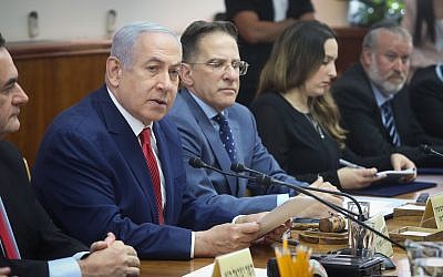 Le Premier ministre Benjamin Netanyahu, (deuxième à gauche), dirige la réunion hebdomadaire du cabinet au bureau du Premier ministre de Jérusalem, avec le procureur-général Avichai Mandelblit, (à droite), le 8 septembre 2019. (Crédit : Marc Israel Sellem/POOL) Le Premier ministre Benjamin Netanyahu, (deuxième à gauche), dirige la réunion hebdomadaire du cabinet au bureau du Premier ministre de Jérusalem, avec le procureur-général Avichai Mandelblit, (à droite), le 8 septembre 2019. (Crédit : Marc Israel Sellem/POOL)