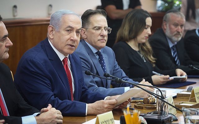 Le Premier ministre Benjamin Netanyahu, (deuxième à gauche), dirige la réunion hebdomadaire du cabinet au bureau du Premier ministre de Jérusalem, avec le procureur-général Avichai Mandelblit, (à droite), le 8 septembre 2019. (Crédit : Marc Israel Sellem/POOL)