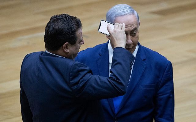 Le leader de la Liste arabe unie, Ayman Odeh, filme le Premier ministre Benjamin Netanyahu pendant le débat sur le projet de loi des caméras à la Knesset de Jérusalem, le 11 septembre 2019. (Crédit : Yonatan Sindel/Flash90) Le leader de la Liste arabe unie, Ayman Odeh, filme le Premier ministre Benjamin Netanyahu pendant le débat sur le projet de loi des caméras à la Knesset de Jérusalem, le 11 septembre 2019. (Crédit : Yonatan Sindel/Flash90)