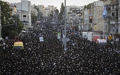 Des milliers d'ultra-orthodoxes à un meeting de campagne de Yahadout HaTorah à Jérusalem le 15 septembre 2019. (Crédit : Yonatan Sindel/Flash90)
