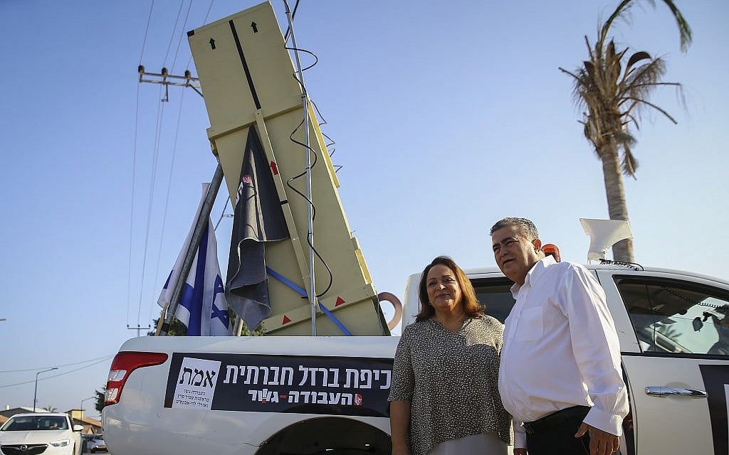 Le président du parti travailliste-Gesher, Amir Peretz et son épouse posent devant un Dôme de fer après avoir voté, à Sderot, le 17 septembre 2019. (Crédit : Flash 90)