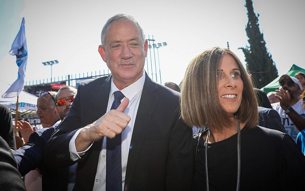 Le chef du parti Kakhol lavan Benny Gantz arrive au bureau de bote de Rosh HaAyin, le 17 septembre 2019. (Crédit : Noam Revkin Fenton/Flash90)