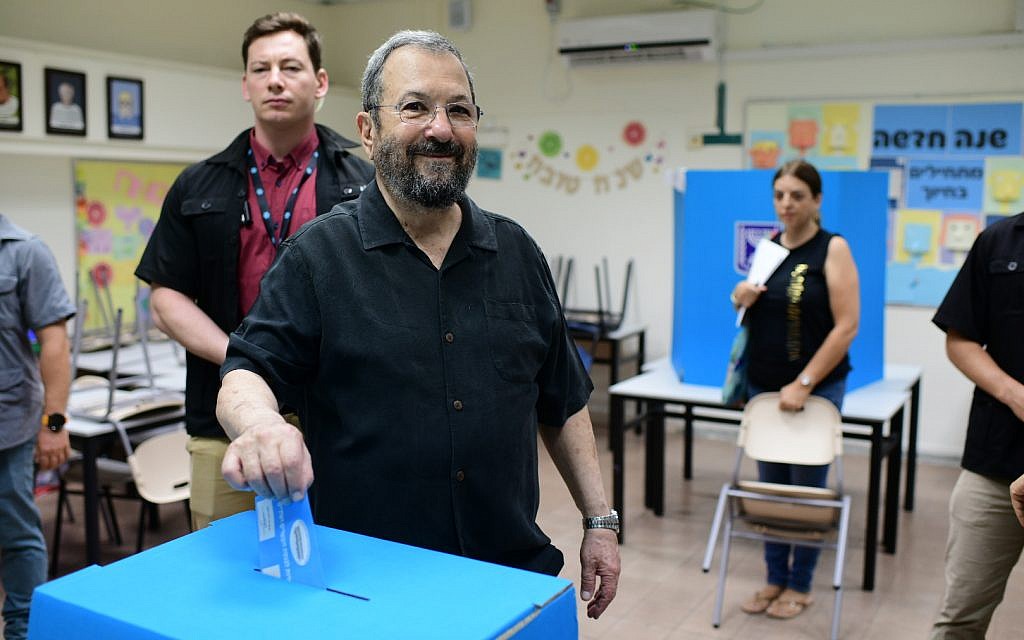 Le candidat du Camp démocratique et ancien Premier ministre Ehud Barak vote à Tel Aviv, le 17 septembre 2019 (Crédit : Tomer Neuberg/Flash90)