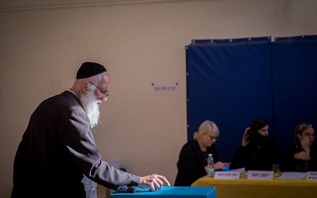 A titre d'illustration : Un homme vote dans un bureau de vote à Jérusalem lors des élections à la Knesset, le 17 septembre 2019. (Yonatan Sindel/Flash90)