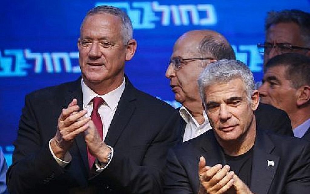 Le chef du parti Kakhol lavan Benny Gantz, (à gauche), avec Yair Lapid, son co-dirigeant, au siège de Kakhol lavan pendant la soirée électorale à Tel Aviv, le 18 septembre 2019. (Crédit : Hadas Parush/Flash90)