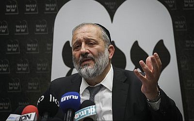 Le ministre de l'Intérieur Aryeh Deri lors d'une réunion de faction de son parti Shas à la Knesset, le 22 septembre 2019. (Crédit : Yonatan Sindel/Flash90) Le ministre de l'Intérieur Aryeh Deri lors d'une réunion de faction de son parti Shas à la Knesset, le 22 septembre 2019. (Crédit : Yonatan Sindel/Flash90)