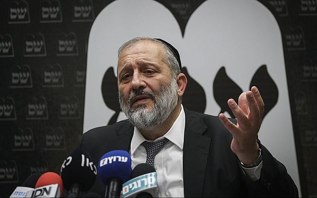 Le ministre de l'Intérieur Aryeh Deri lors d'une réunion de faction de son parti Shas à la Knesset, le 22 septembre 2019. (Crédit : Yonatan Sindel/Flash90)