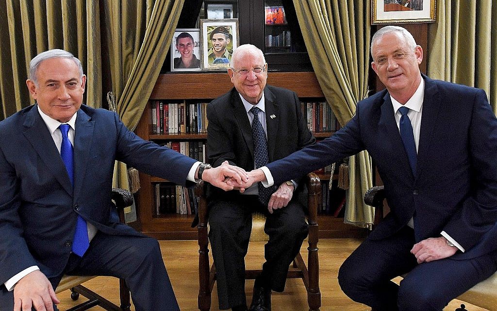 Le Président Reuven Rivlin (au centre) rencontre le Premier ministre Benjamin Netanyahu (à gauche) et le chef du parti Kakhol lavan Benny Gantz à la résidence du président à Jérusalem, le 23 septembre 2019. (Haim Zach/GPO) Le Président Reuven Rivlin (au centre) rencontre le Premier ministre Benjamin Netanyahu (à gauche) et le chef du parti Kakhol lavan Benny Gantz à la résidence du président à Jérusalem, le 23 septembre 2019. (Haim Zach/GPO)