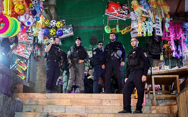 Les forces de sécurité israéliennes sur les lieux d'une tentative d'attaque au couteau dans le quartier musulman de la Vieille ville de Jérusalem, le 26 septembre 2019. (Noam Revkin Fenton/Flash90)