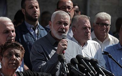 Le leader du Hamas Ismail Haniyeh participe à un rassemblement de solidarité pour les prisonniers palestiniens détenus dans les centres de détention israéliens aux abords du siège de la Croix rouge à Gaza, le 30 septembre 2019 (Crédit : Flash90) Le leader du Hamas Ismail Haniyeh participe à un rassemblement de solidarité pour les prisonniers palestiniens détenus dans les centres de détention israéliens aux abords du siège de la Croix rouge à Gaza, le 30 septembre 2019 (Crédit : Flash90)