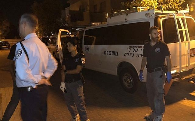 Scène de crime à Gan Yavné après qu'un homme a tué son père et blessé sa mère, le 26 septembre 2019. (Crédit : Police israélienne)
