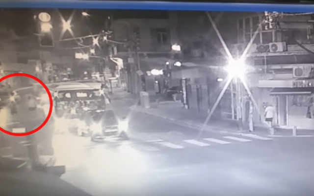 Des images de caméra de vidéosurveillance montrent un homme poursuivi par un groupe de supporters de l'Hapoel Tel Aviv, le 8 septembre 2019. (Crédit : capture d'écran YouTube) Des images de caméra de vidéosurveillance montrent un homme poursuivi par un groupe de supporters de l'Hapoel Tel Aviv, le 8 septembre 2019. (Crédit : capture d'écran YouTube)