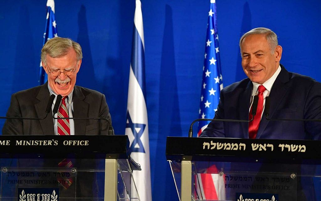 Le Premier ministre Benjamin Netanyahu (à droite) s'entretient avec le conseiller américain pour la sécurité nationale John Bolton, lors d'une déclaration aux médias à la suite de leur réunion à Jérusalem le 6 janvier 2019. (Matty Stern/ambassade des États-Unis à Jérusalem) Le Premier ministre Benjamin Netanyahu (à droite) s'entretient avec le conseiller américain pour la sécurité nationale John Bolton, lors d'une déclaration aux médias à la suite de leur réunion à Jérusalem le 6 janvier 2019. (Matty Stern/ambassade des États-Unis à Jérusalem)