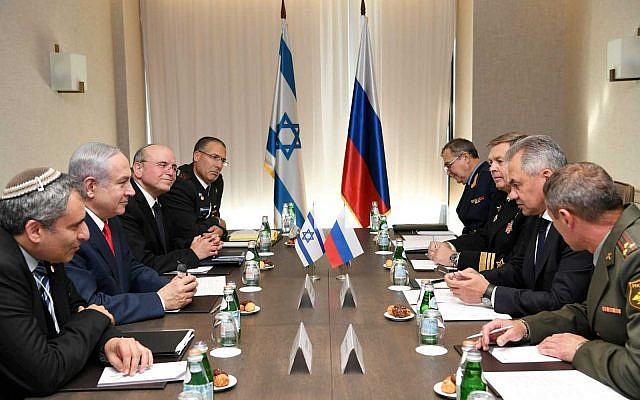 Le Premier ministre Benjamin Netanyahu, (deuxième à gauche), rencontrant le ministre russe de la Défense Sergei Shoigu, le 12 septembre 2019, à Sotchi, en Russie. (GPO) Le Premier ministre Benjamin Netanyahu, (deuxième à gauche), rencontrant le ministre russe de la Défense Sergei Shoigu, le 12 septembre 2019, à Sotchi, en Russie. (GPO)