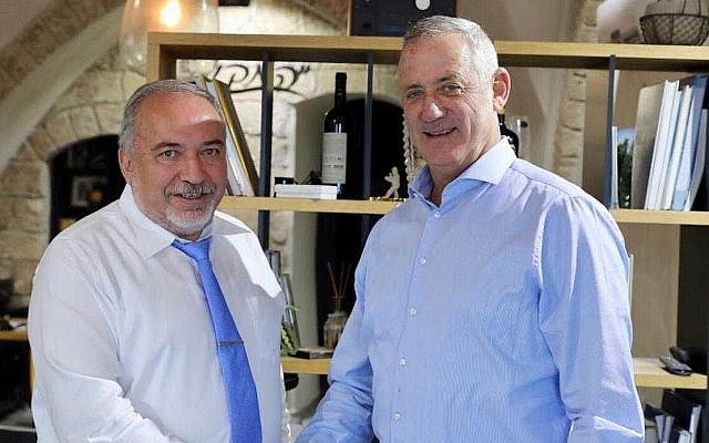 Le chef du parti Kakhol lavan Benny Gantz (à droite) rencontre Avigdor Liberman, chef du parti Yisrael Beytenu, le 23 septembre 2019. (Elad Malka)