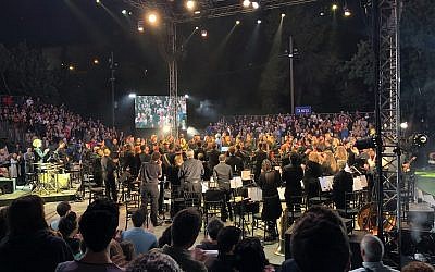 Les 108 musiciens ayant participé à "Shalem", un concert d'instruments cassés organisé dans le cadre du festival Mekudeshet (Crédit : Jessica Steinberg/Times of Israel)