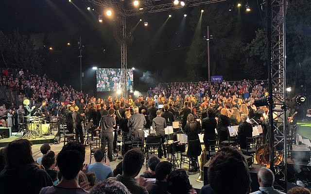 Les 108 musiciens ayant participé à "Shalem", un concert d'instruments cassés organisé dans le cadre du festival Mekudeshet (Crédit : Jessica Steinberg/Times of Israel) Les 108 musiciens ayant participé à "Shalem", un concert d'instruments cassés organisé dans le cadre du festival Mekudeshet (Crédit : Jessica Steinberg/Times of Israel)