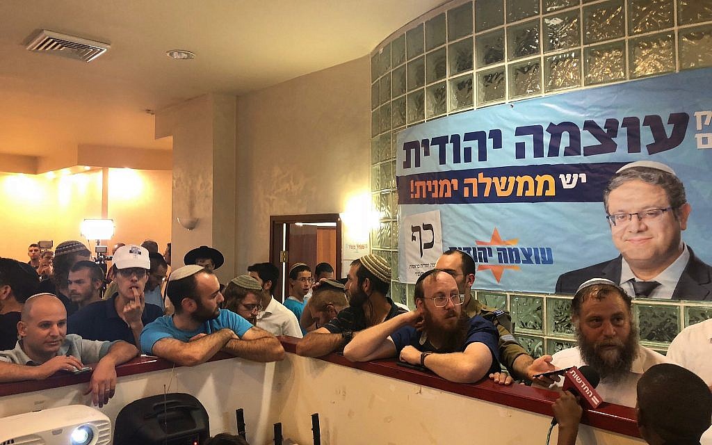 Les partisans d'Otzma Yehudit regardent les sondages de sortie des urnes au siège de la formation à Jérusalem, le 17 septembre 2019 (Crédit :Jacob Magid/Times of Israel) Les partisans d'Otzma Yehudit regardent les sondages de sortie des urnes au siège de la formation à Jérusalem, le 17 septembre 2019 (Crédit :Jacob Magid/Times of Israel)