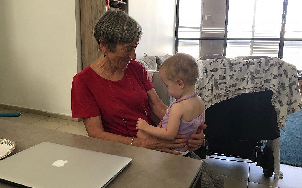 La professeure Mary Rudolf et son petit-enfant à Tel Aviv, le 30 juillet 2019 (Crédit : Shoshanna Solomon/Times of Israel)