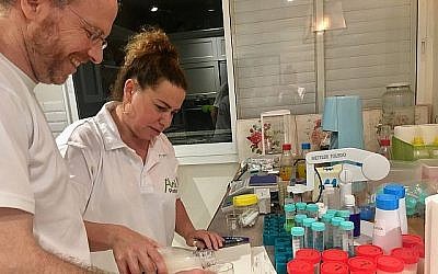 Ilan Samish, à gauche, le fondateur et PDG d'Amai Proteins, travaillant dans son laboratoire. (Autorisation)