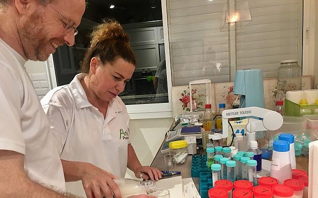 Ilan Samish, à gauche, le fondateur et PDG d'Amai Proteins, travaillant dans son laboratoire. (Autorisation) Ilan Samish, à gauche, le fondateur et PDG d'Amai Proteins, travaillant dans son laboratoire. (Autorisation)