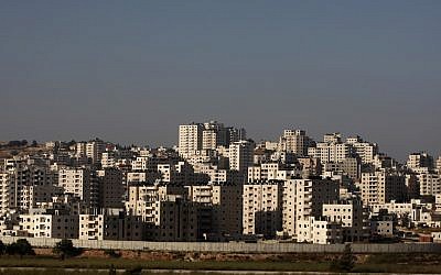 Les constructions non-régulées dans le quartier Kafr Aqab de Jérusalem avec la barrière de sécurité au premier plan (Crédit : AP Photo/Majdi Mohammed)