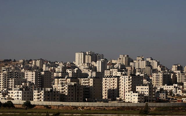 Les constructions non-régulées dans le quartier Kafr Aqab de Jérusalem avec la barrière de sécurité au premier plan (Crédit : AP Photo/Majdi Mohammed) Les constructions non-régulées dans le quartier Kafr Aqab de Jérusalem avec la barrière de sécurité au premier plan (Crédit : AP Photo/Majdi Mohammed)
