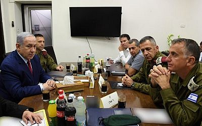 Le Premier ministre Benjamin Netanyahu (à gauche) est vu avec les chefs de la sécurité au quartier général de Tsahal à Tel Aviv le 10 septembre 2019, quelques heures après qu'une attaque à la roquette sur Ashdod l'a forcé à s'abriter pendant une manifestation électorale. (Ariel Hermoni/Defense Ministry)