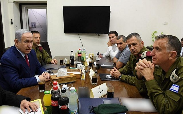 Le Premier ministre Benjamin Netanyahu (à gauche) est vu avec les chefs de la sécurité au quartier général de Tsahal à Tel Aviv le 10 septembre 2019, quelques heures après qu'une attaque à la roquette sur Ashdod l'a forcé à s'abriter pendant une manifestation électorale. (Ariel Hermoni/Defense Ministry)