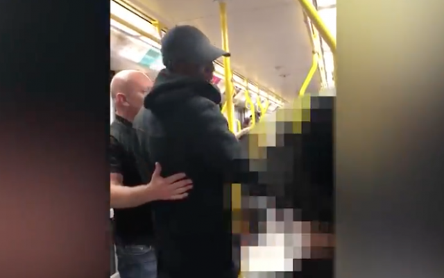 Harcèlement antisémite d'un couple juif religieux dans un train en Angleterre. (Capture d'écran du Manchester Evening News)