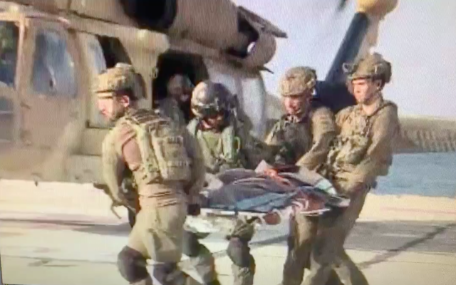 Un soldat israélien "blessé" pendant une simulation d'évacuation d'un véhicule blindé de transport de troupes  touché par un missile antichar du Hezbollah, à la frontière du Liban, le 1er septembre 2019. (Capture d'écran Twitter)