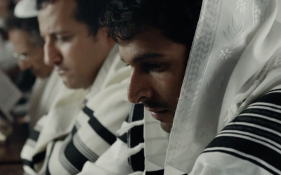 Yehuda Nahari (à droite) qui incarne Yigal Amir dans le film "Incitement". (Capture d'écran/Douzième chaîne) Yehuda Nahari (à droite) qui incarne Yigal Amir dans le film "Incitement". (Capture d'écran/Douzième chaîne)
