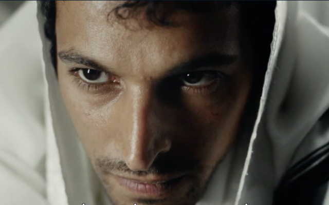 Yehuda Nahari qui joue Yigal Amir dans le film "Incitation" (Capture d'écran/Douzième chaîne)
