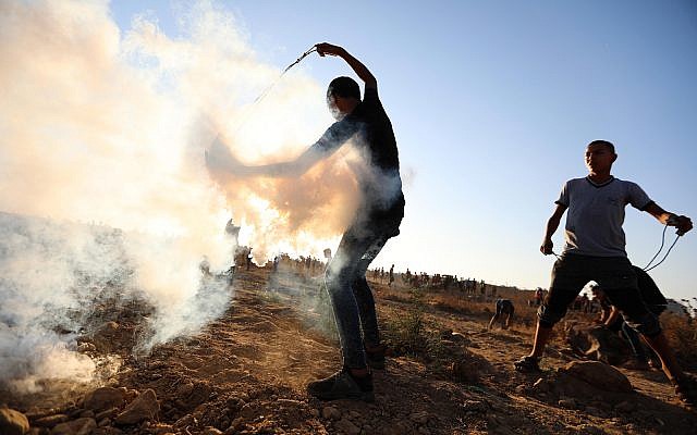 Photo d'illustration : Les manifestants palestiniens affrontent les troupes israéliennes le long de la bande de Gaza, près de Gaza City, le 6 septembre 2019 (Crédit : Hassan Jedi/Flash90)