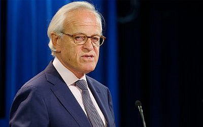 L'ex-ambassadeur américain en Israël Martin Indyk s'exprime au département d'Etat lors de l'annonce, par John Kerry, qu'il chapeautera les négociations de paix israélo-palestiniennes à Washington, le 29 juillet 2013 (Crédit : AP Photo/Charles Dharapak)