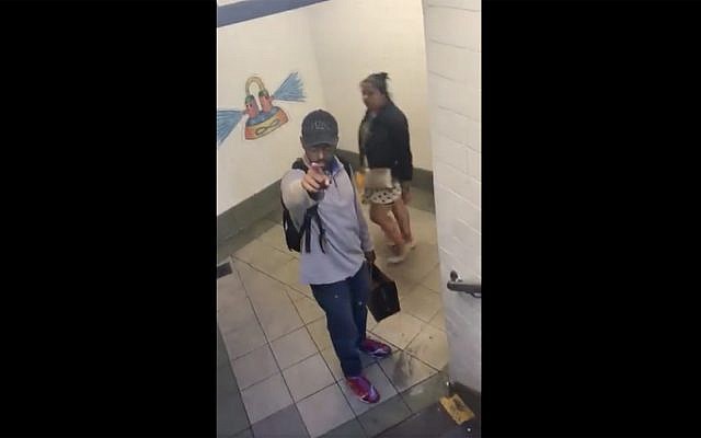 Un homme agresse verbalement un militant juif homosexuel à New York City. (Crédit : capture d'écran Twitter via JTA)
