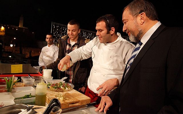 Avigdor Liberman et son fils Amos cuisinent aux côtés d'un chef lors d'un festival gastronomique à Jérusalem, le 29 mars 2011 (Crédit : Miriam Alster/Flash90) Avigdor Liberman et son fils Amos cuisinent aux côtés d'un chef lors d'un festival gastronomique à Jérusalem, le 29 mars 2011 (Crédit : Miriam Alster/Flash90)
