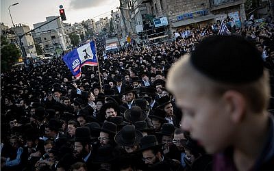 Des milliers de partisans ultra-orthodoxes du parti HaYadout HaTorah lors d'un rassemblement à Jérusalem, le 15 septembre 2019 (Crédit :  Yonatan Sindel/Flash90)