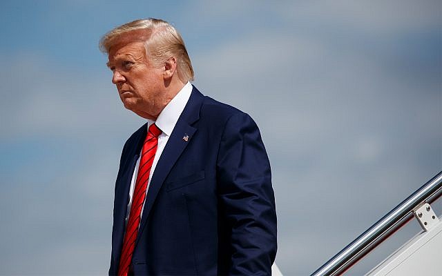 Le président américain Donald Trump descend d'Air Force One après être arrivé sur la base de l'aviation militaire d'Andrews dans le  Maryland, le 26 septembre 2019. (Crédit : AP Photo/Evan Vucci, file)