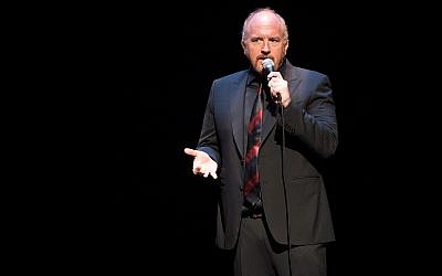 L'humoriste Louis C.K. sur scène à New York, le 
30 avril 2016. (Crédit : Scott Roth/Invision/AP)